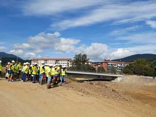 
      Estudiantes_de_Ingenier_a_Civil_de_la_UPV_frente_al_nuevo_brazo_del_Cadagua.2jpg.jpg
    