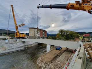 
      Zallako_El_Charco_zubi_berriaren_habeak_jartzen_1_-_Colocaci_n_de_las_vigas_del_nuevo_puente_del_Charco_en_Zalla_1.jpg
    