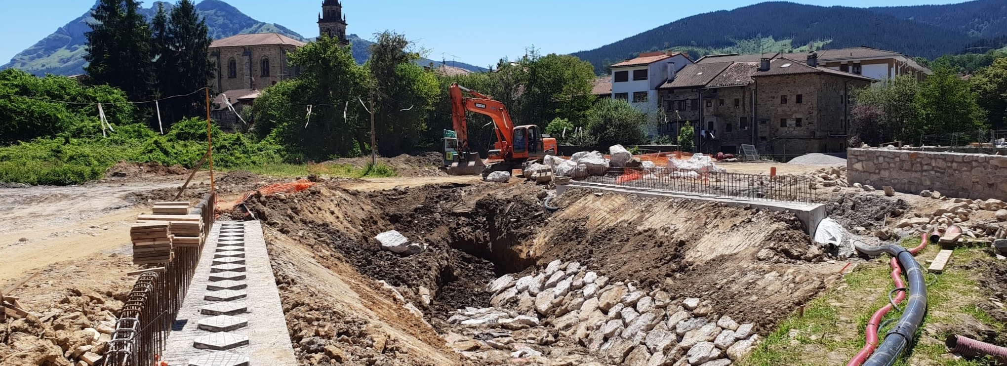 Colocaci&oacute;n de las vigas del segundo puente sobre el arroyo Toloto a su paso por Elorrio