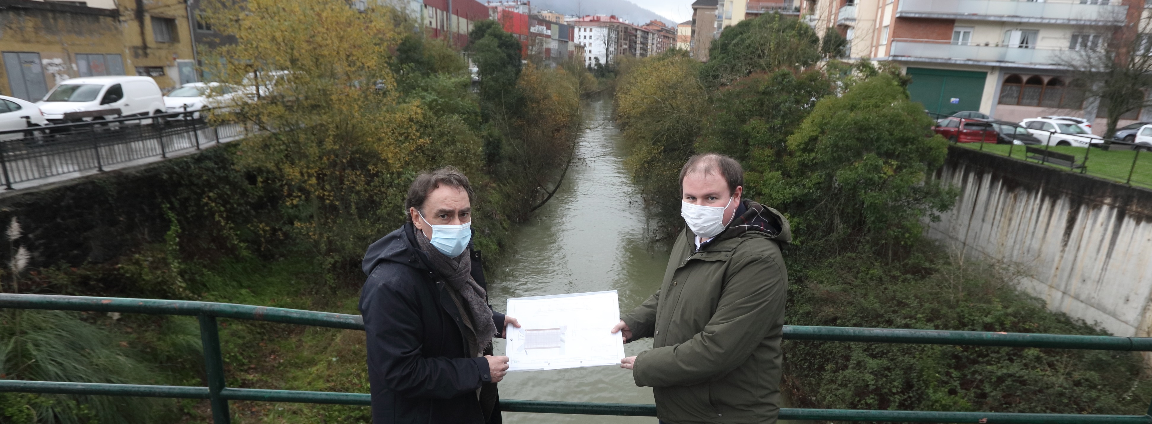Antonio Aiz y Ander A&ntilde;ibarro en el puente de Altzarrate